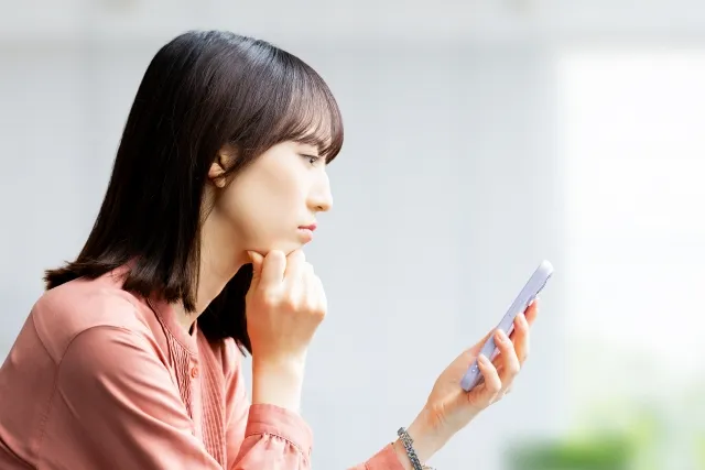対応が遅くて不満そうな女性