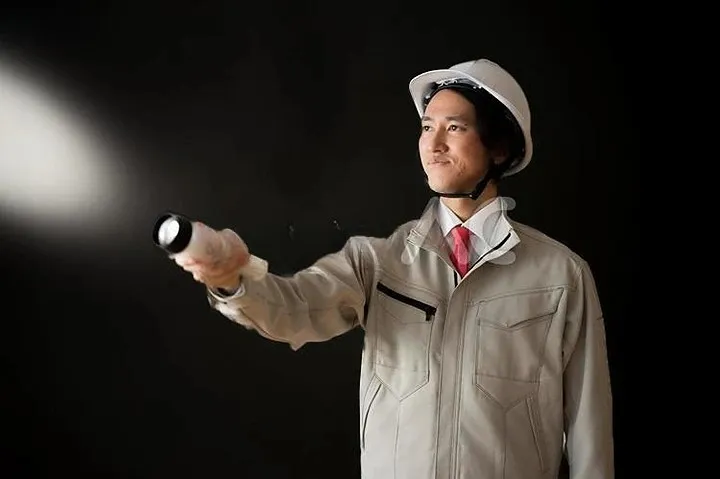 夜間の見回りをしている警備員