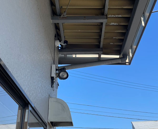 茅野市の自動車整備工場に設置した屋外防犯カメラ