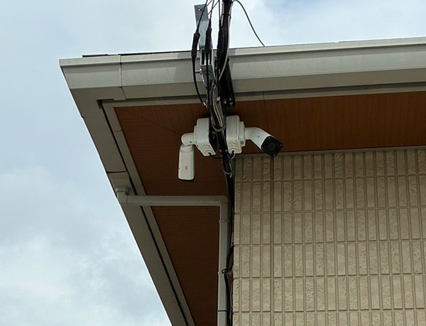 ポールに設置した屋外用バレット型防犯カメラ（八千代市 会社の寮）