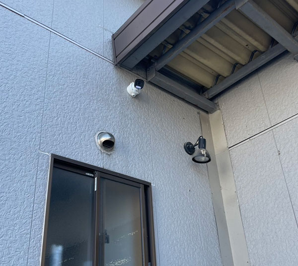 自動車整備工場の外壁に設置した屋外防犯カメラ（茅野市）