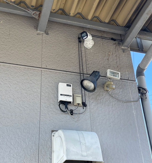 軒先・外壁に設置した屋外用バレット型防犯カメラ（茅野市 自動車整備工場）