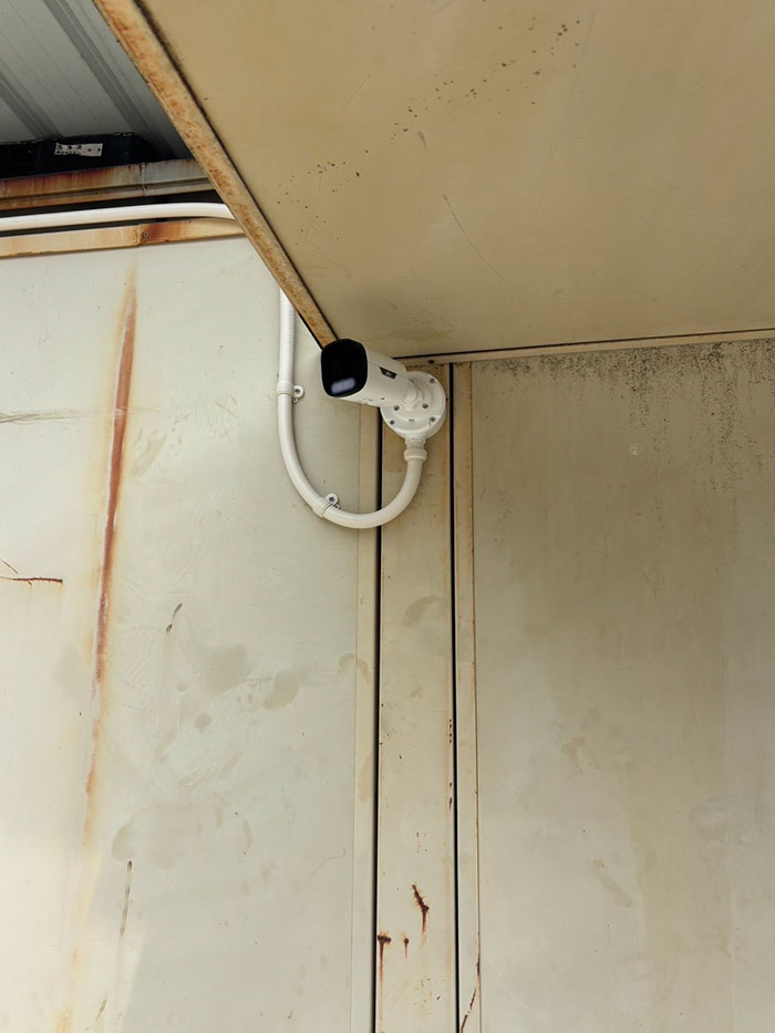 スクラップ工場の建物外壁に設置した屋外バレット型防犯カメラ